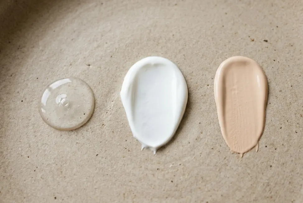 Texture leggere di siero, crema solare e CC cream per la skincare di transizione